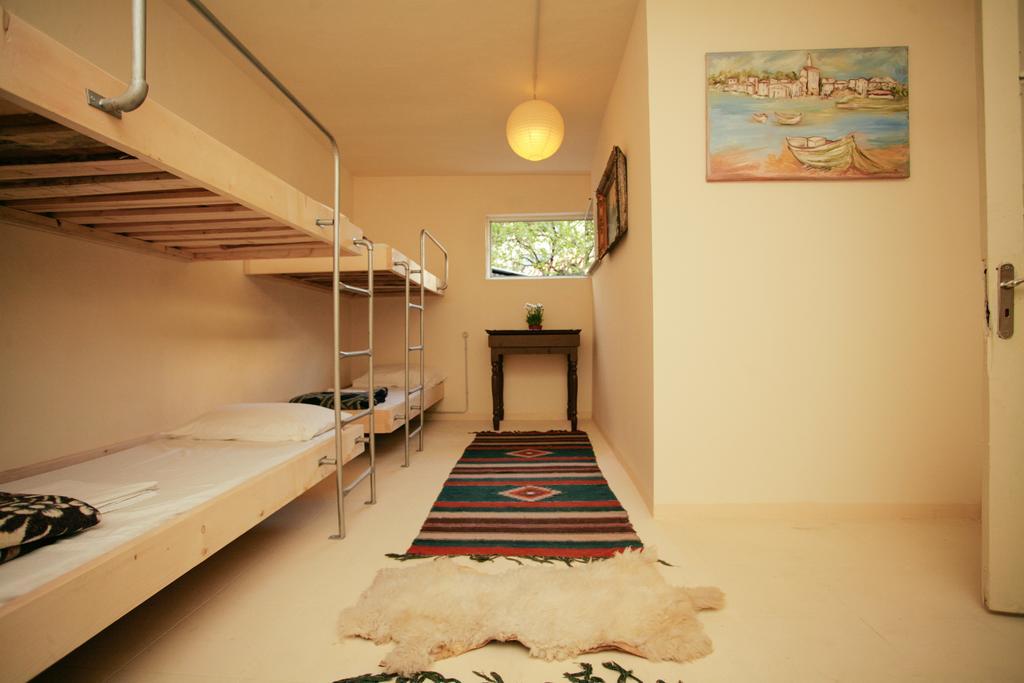 Zig Zag Hostel Тирана Экстерьер фото